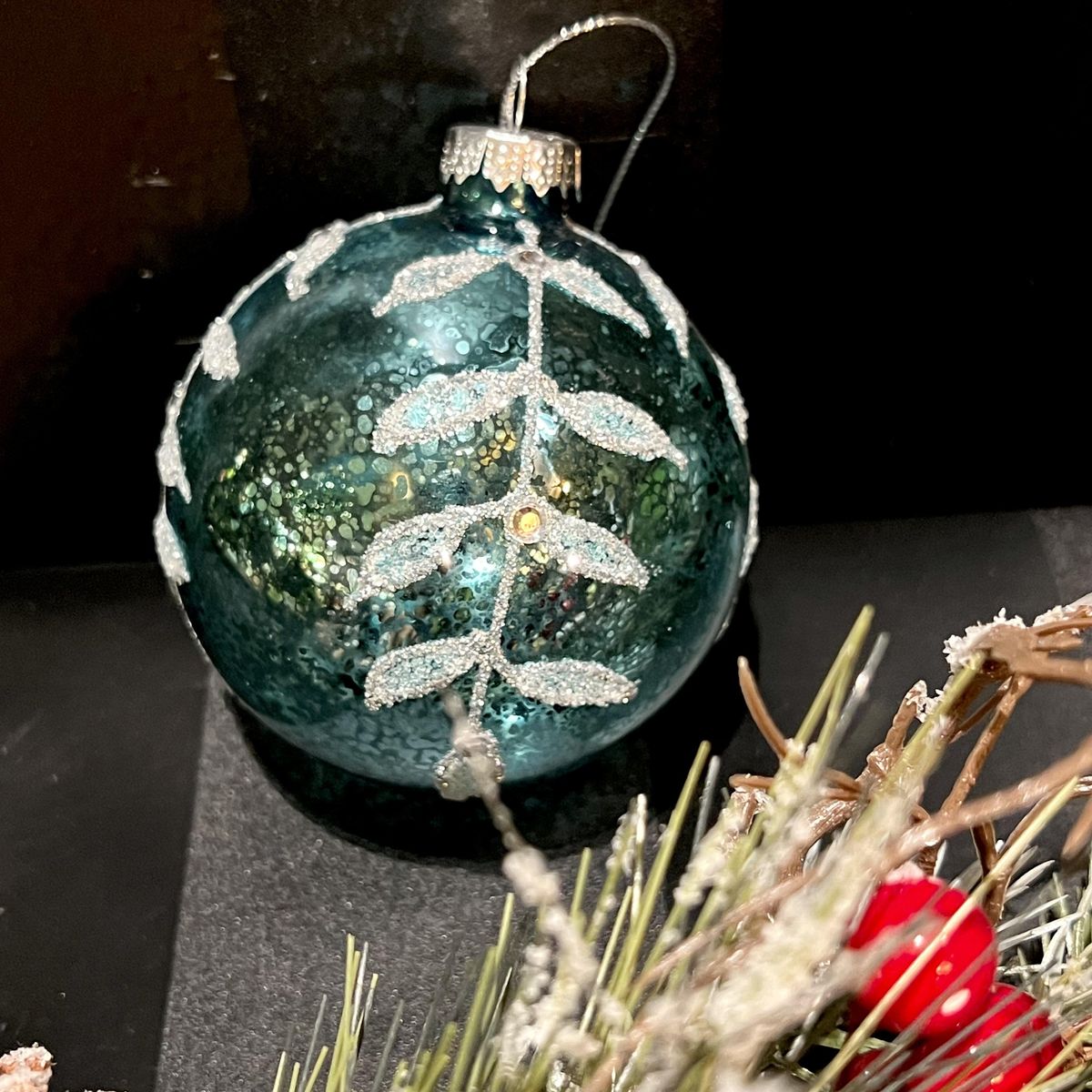 Juletrekule i glass, blå med glitter