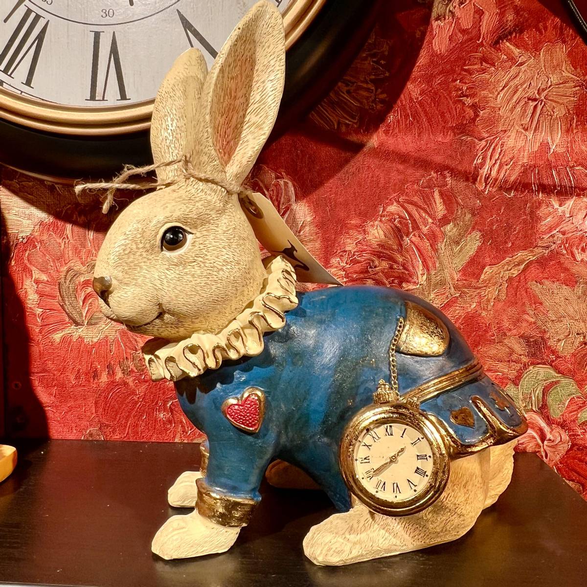Kaninfigur med klokke og blå jakke